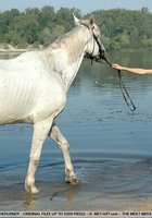 Худенькая няшка вышла на прогулку к водоему 9 фото