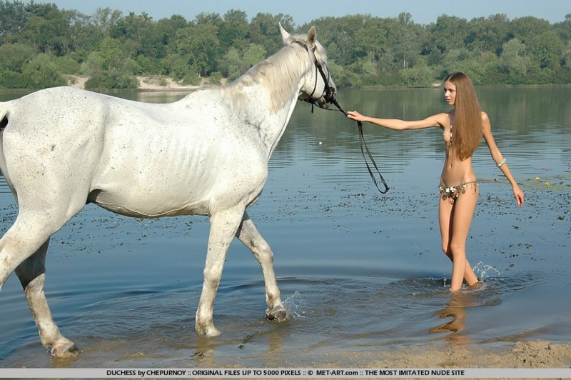 Худенькая няшка вышла на прогулку к водоему 9 фотография