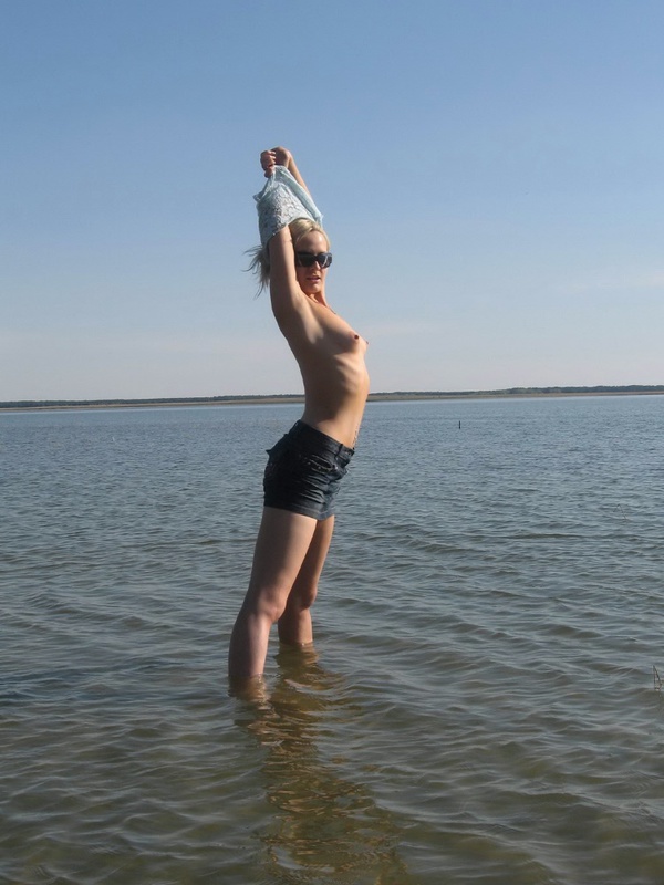 Краля раздевается в воде перед тем как трахнуть себя колбасой 17 фотография