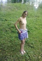 Возбужденная подруга демонстрирует киску на природе и дома 7 фотография