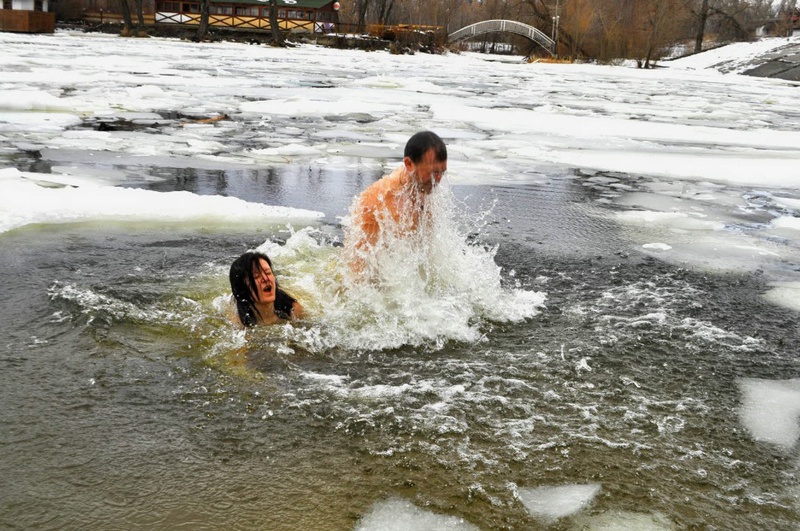 Закаленные нудистки купаются в проруби 19 фотография