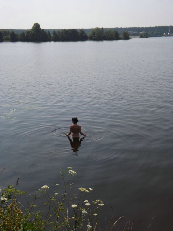 Снегурочка распахнула шубу на площади в новогоднюю ночь 4 фотография