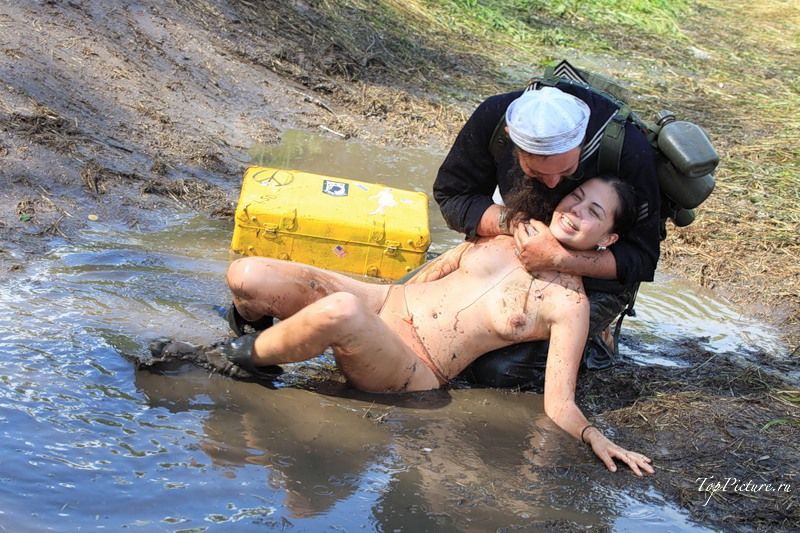 Барышни топлес веселятся на вечеринке под открытым небом 9 фотография